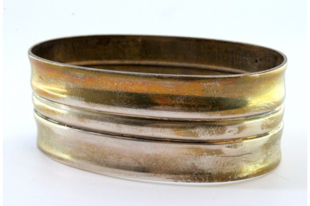 Argola de guardanapo em prata de forma oval e frisos no centro.